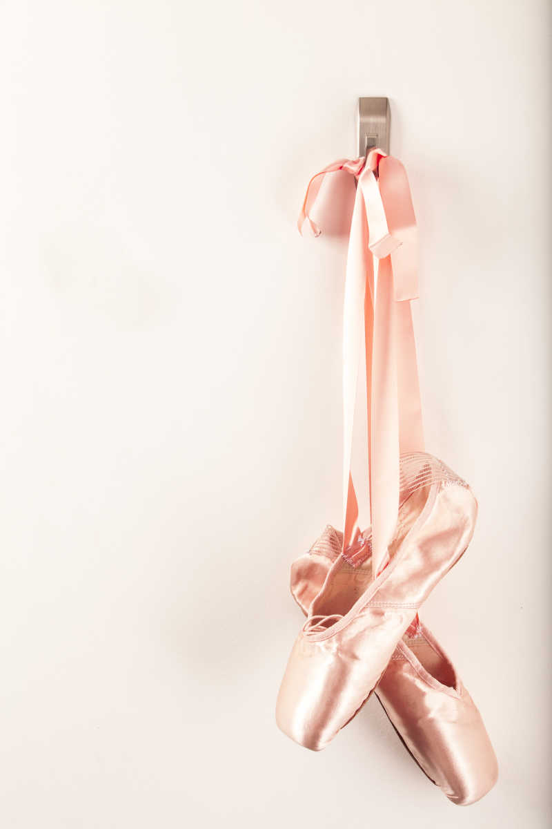挂在墙上的粉色芭蕾舞鞋
