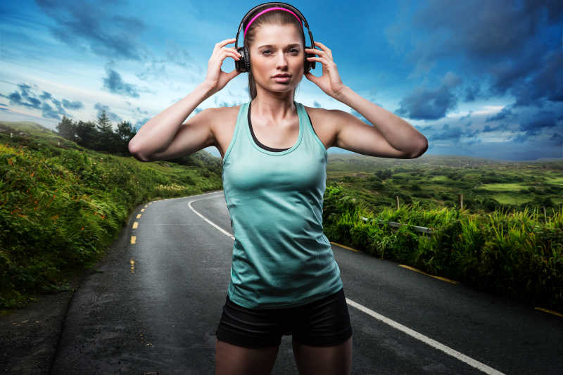 带耳机的女跑步运动员