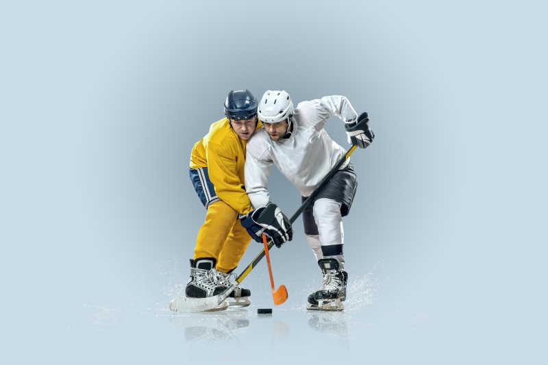 冰上的两位冰球运动员