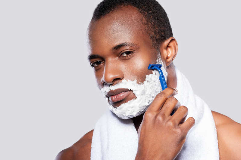 正在刮胡子的非洲男人