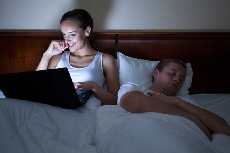 丈夫在睡觉妻子在玩电脑