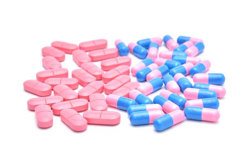彩色的胶囊与粉红色的药丸