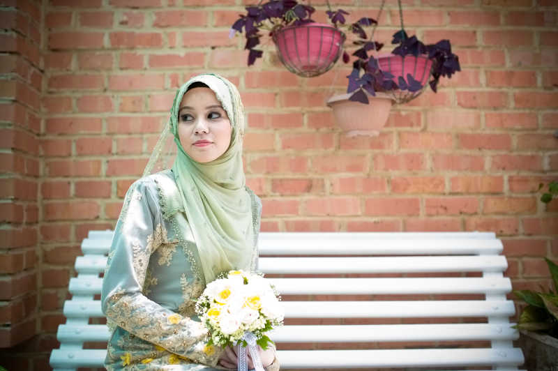 拿着鲜花的穆斯林新娘特写照片