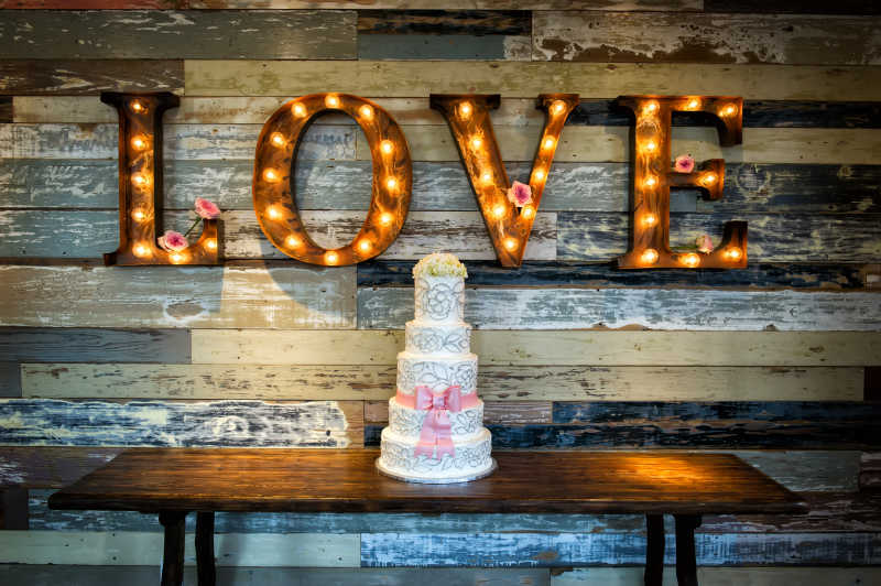 婚礼蛋糕上方有love的发光字
