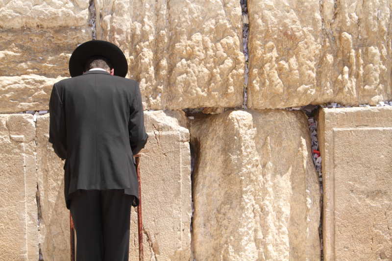在哭墙祈祷的犹太男子
