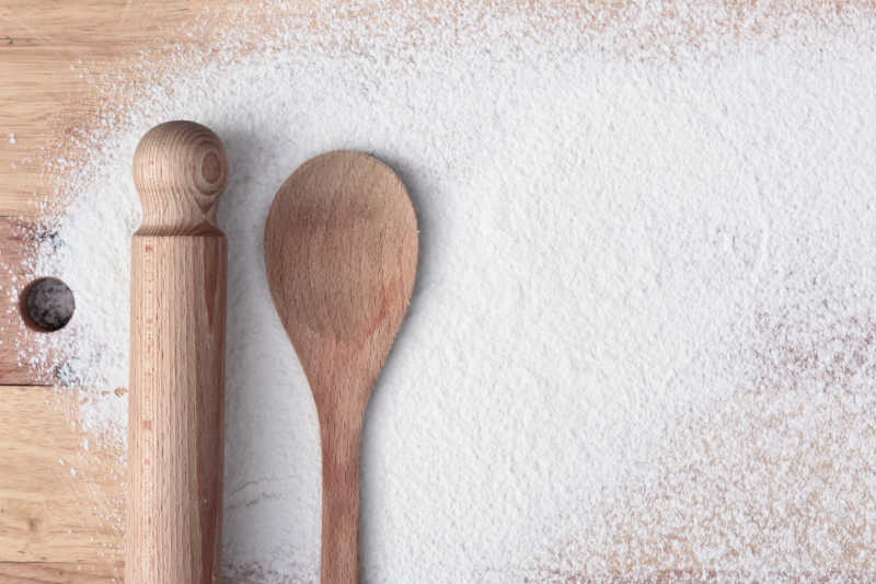 木砧板上的烘烤物品和面粉