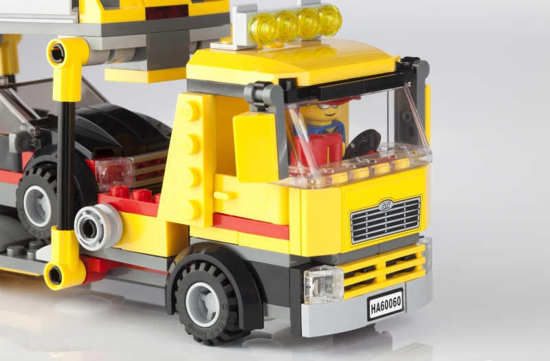乐高积木玩具组成的卡车