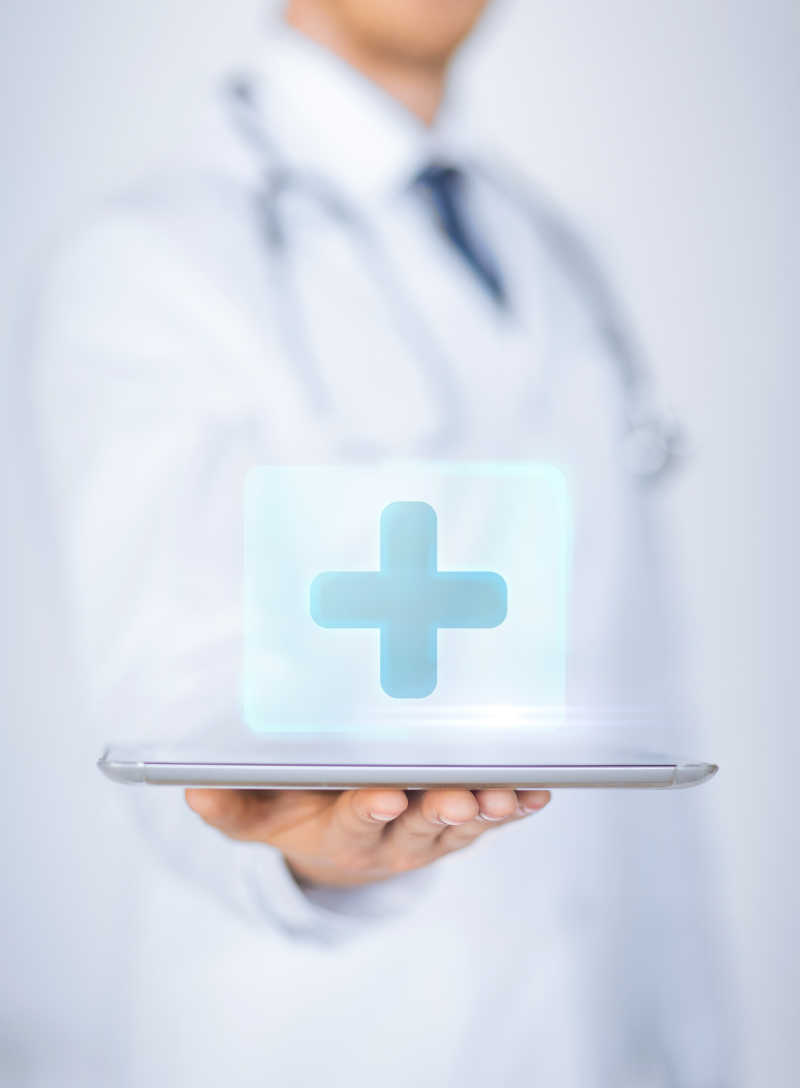 医生持有平板电脑与医疗应用