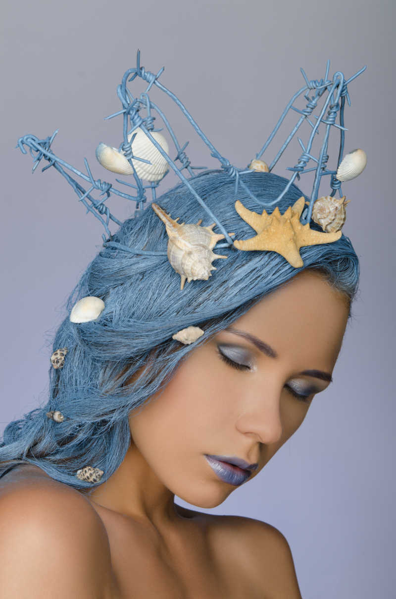 带着蓝色贝壳皇冠的蓝色头发美女