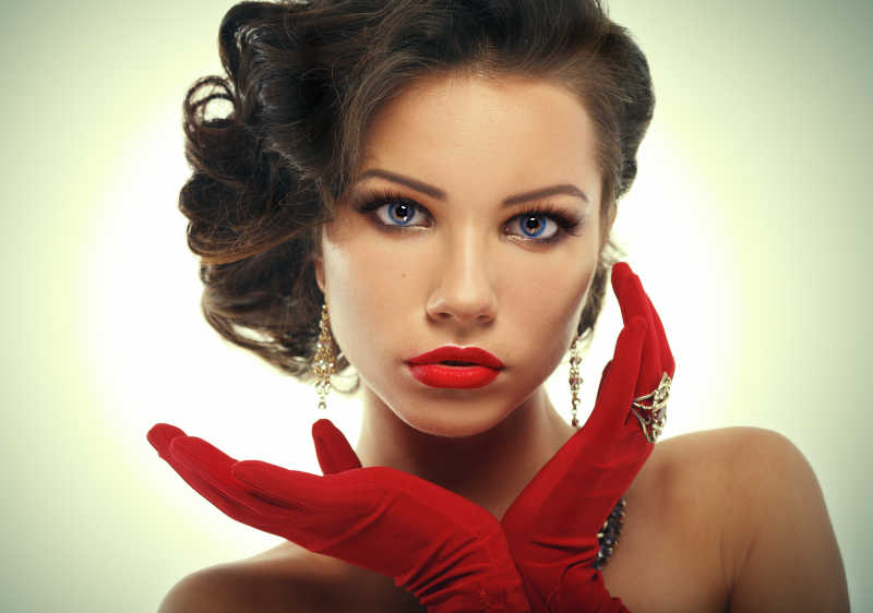戴着红色手套的复古风格的魅力女孩