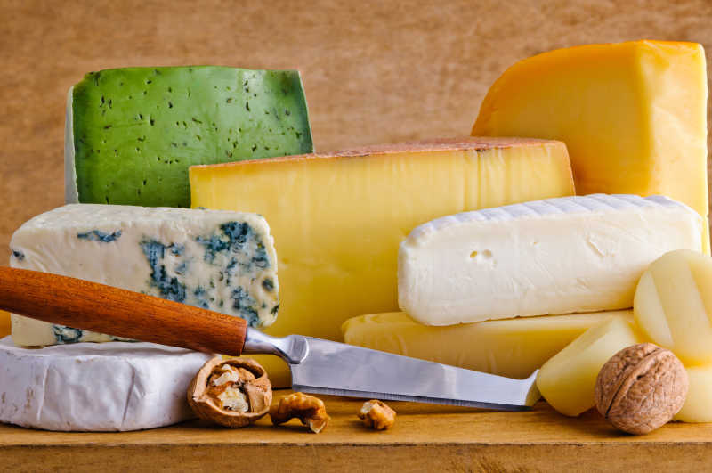 奶酪刀和各种乳酪