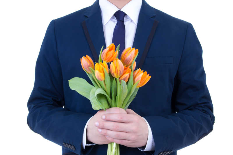 男性手上的橙色花朵