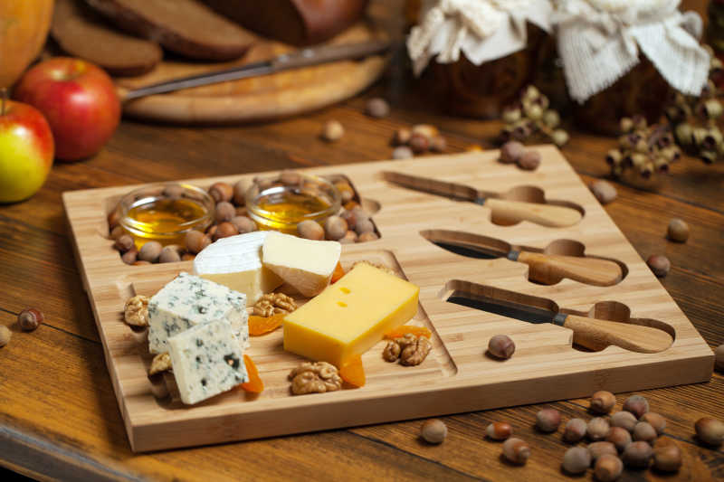 木板上的奶酪和餐具