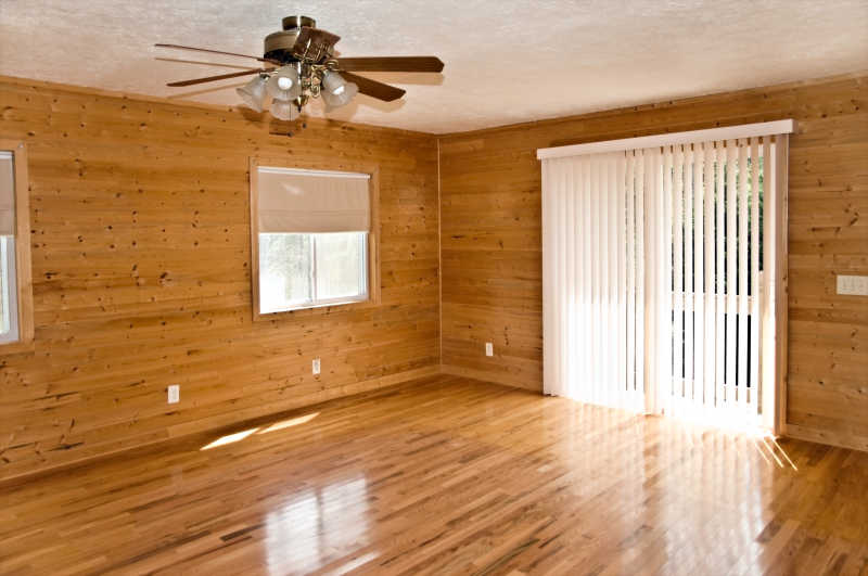 房子里有松树墙橡木地板和垂直百叶窗的空房间