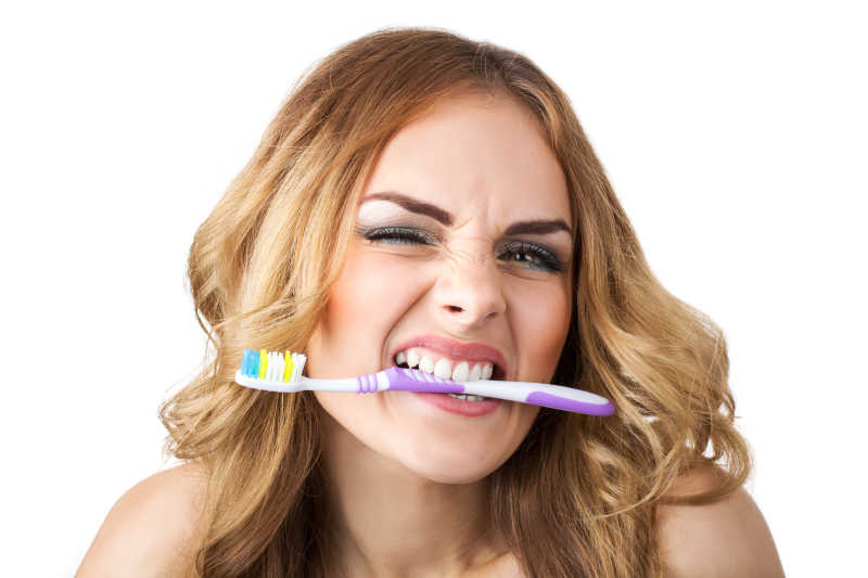 女人咬着牙刷