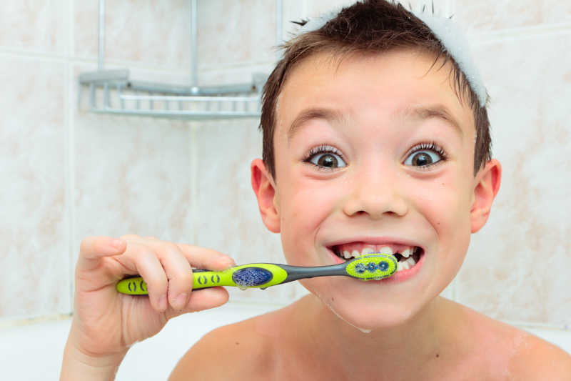 七岁男孩在刷牙