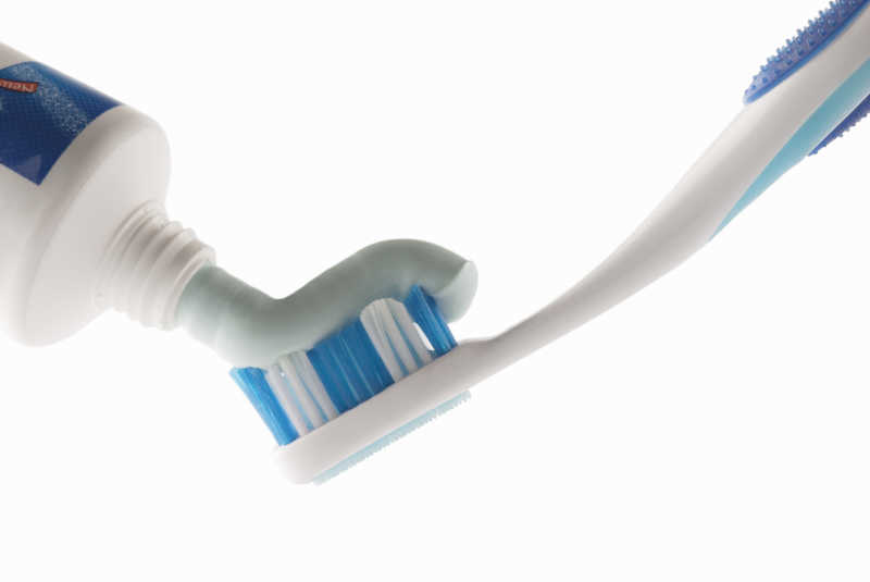 牙膏挤在牙刷上