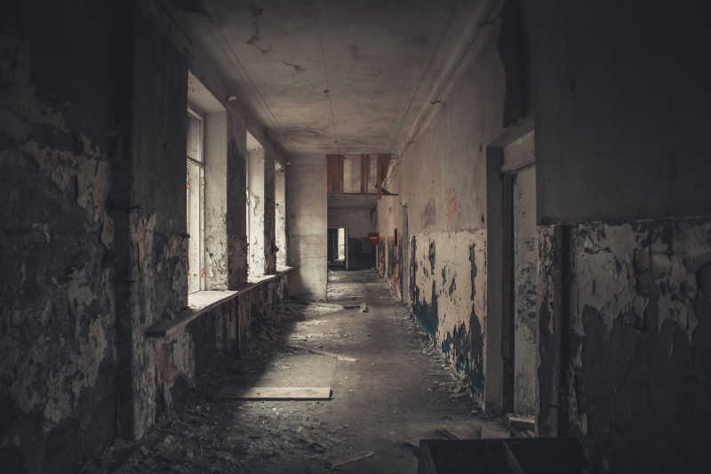 被放弃的旧学校的馆舍