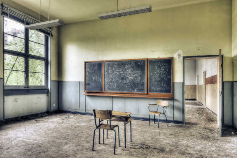 法国某地被遗弃的教室
