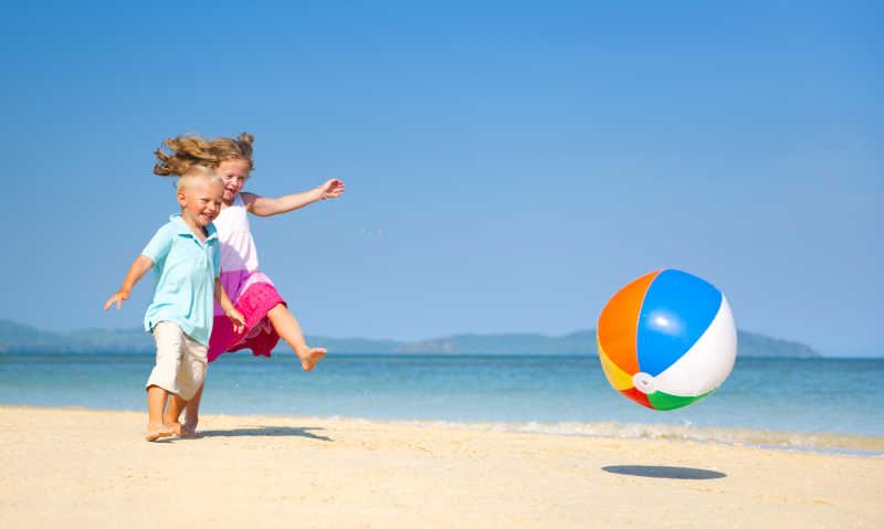 在沙滩上玩耍的两个孩子