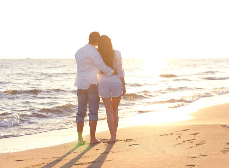 相拥的情侣享受海滩上的幸福时光