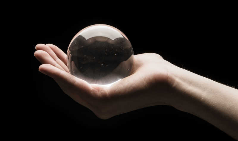 手拿一个透明透明水晶玻璃球