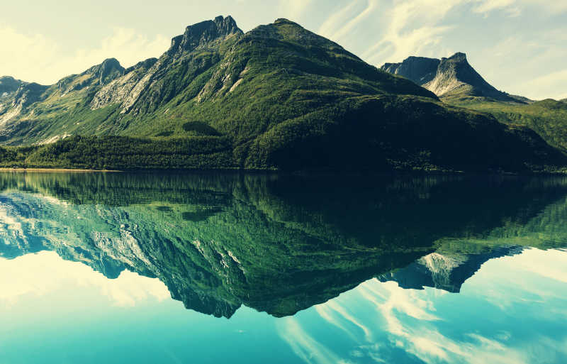 山上清澈透明的湖水