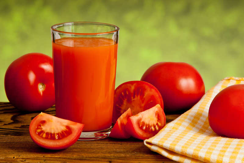 木桌上的番茄与番茄汁