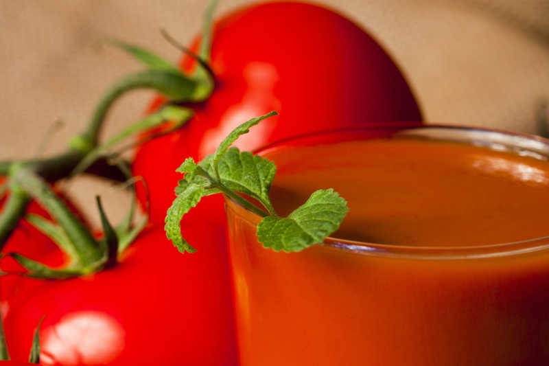 两个番茄与一杯番茄汁