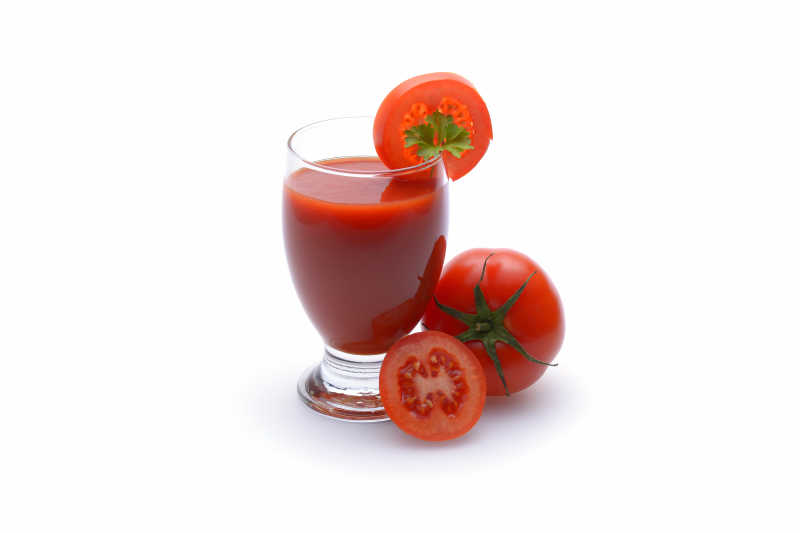 番茄与杯中的番茄汁