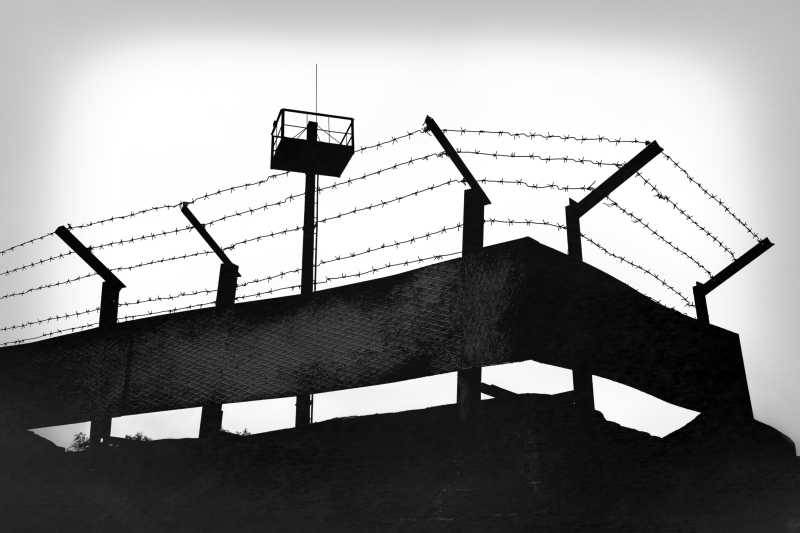 监狱的围墙和铁丝网