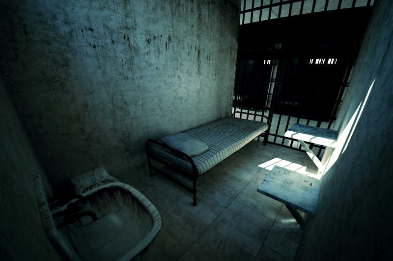 一个有床和椅子的旧牢房