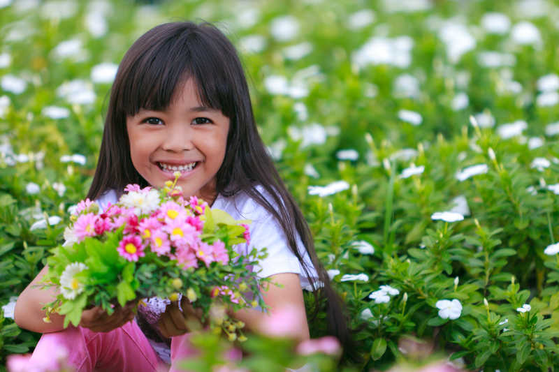 花朵上的微笑小女孩