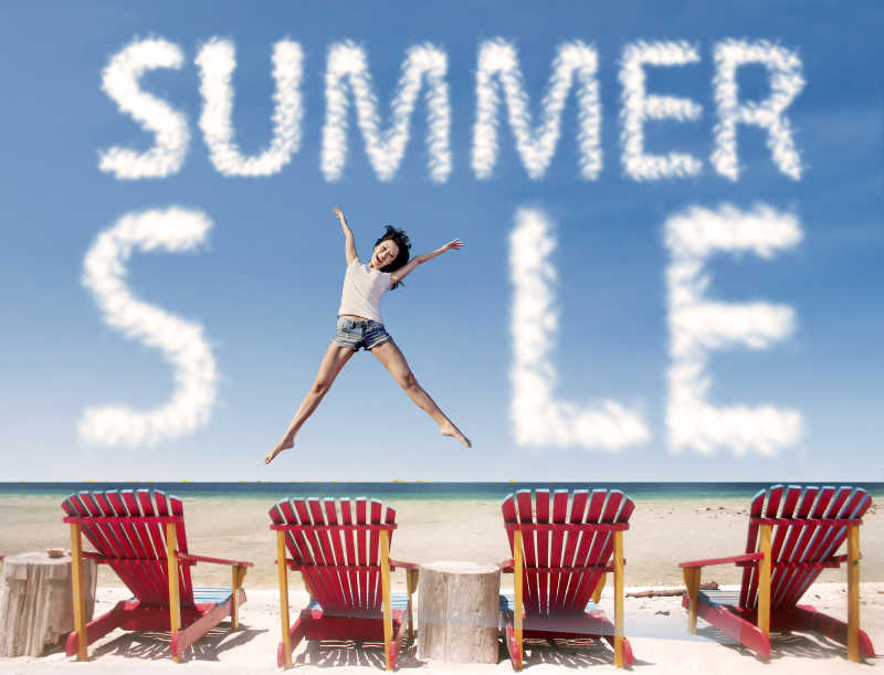 蓝天背景下夏天的海边跳起来的女孩组成销售字母