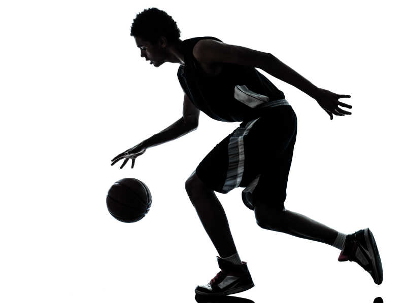 白色背景下黑人篮球运动员正在打篮球