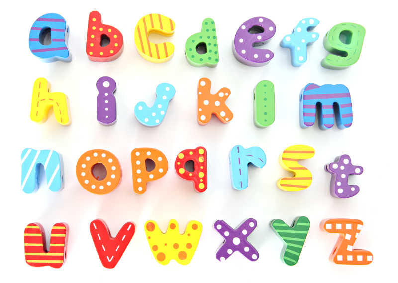 颜色靓丽多彩的儿童字母积木