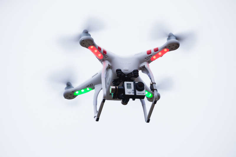 电影摄影专业四轴飞行器无人驾驶飞机在天空中飞翔
