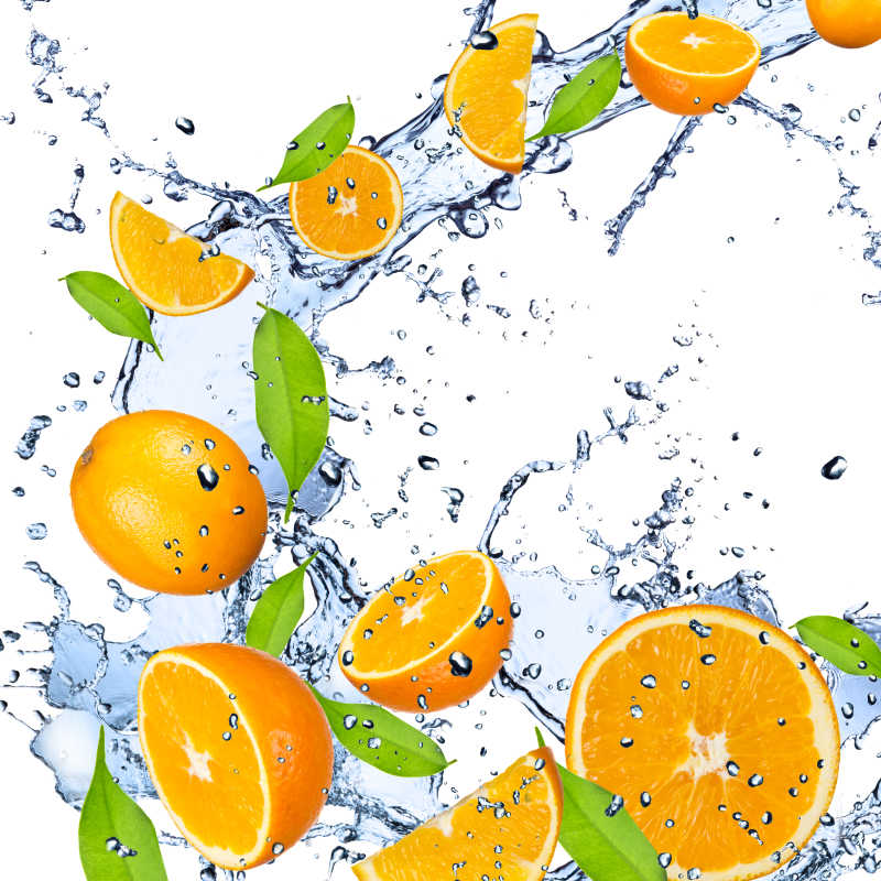 白色背景下鲜橙和水混合飞溅