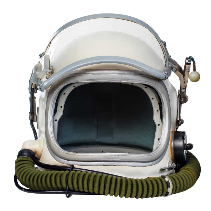 白色背景下的老式宇航员头盔