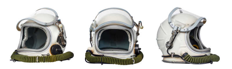 白色背景的太空头盔