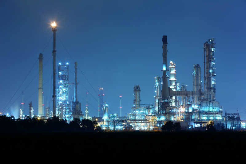 石化炼油厂的夜景景象