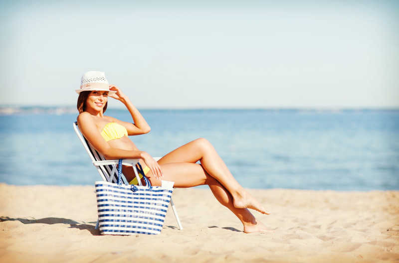 沙滩椅上晒日光浴的美女