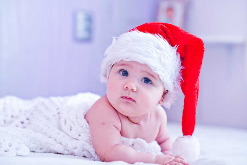 戴着圣诞帽的可爱婴儿