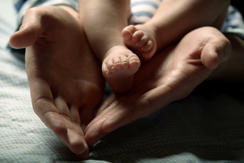 妈妈手心里的婴儿的脚
