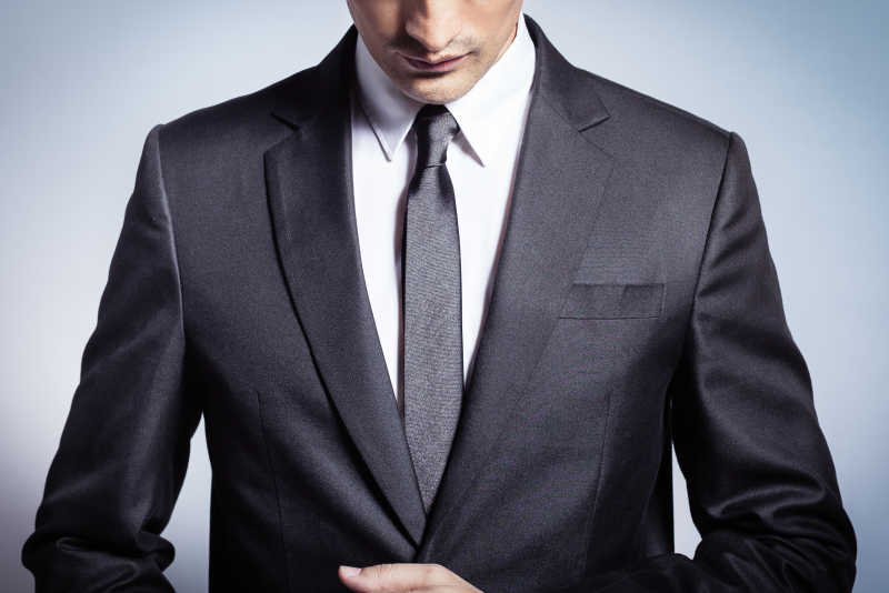 男士西装套装上的灰色领带