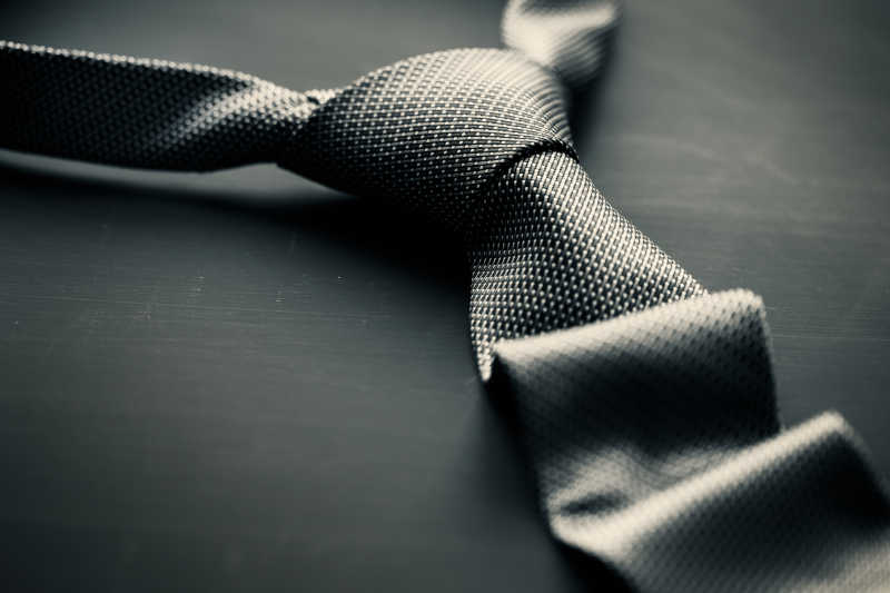 暗色背景上的暗灰色领带