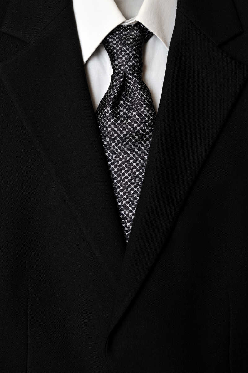 黑色西装套装上的黑灰色领带