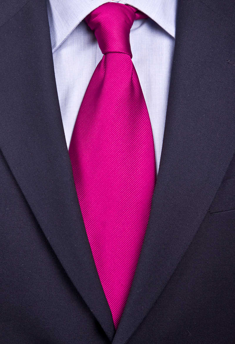 西装上的玫粉色领带