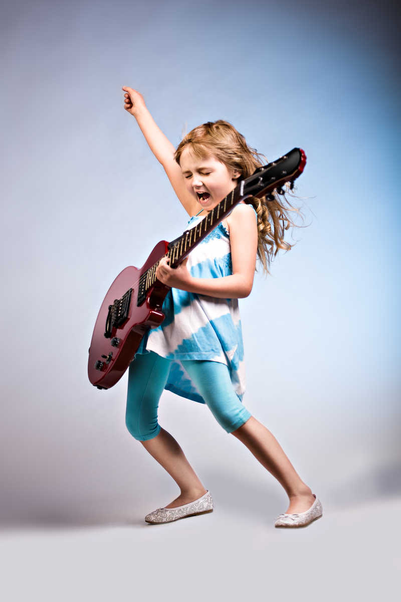弹吉他的兴奋小女孩