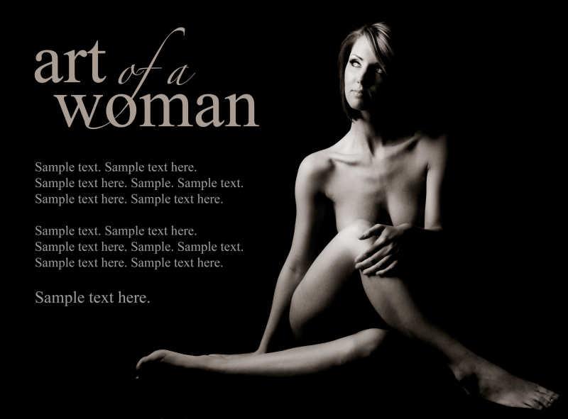 黑色背景上坐着的女性人体艺术